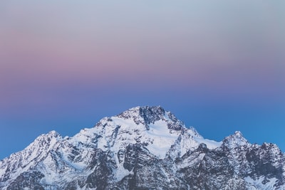 白昼雪山